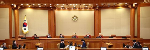 지난 10일 헌법재판소 대심판정에서 열린 공개변론. 왼쪽부터 김복형, 정정미, 이미선 재판관, 문형배 헌법재판소장 권한대행, 김형두, 정형식 재판관. 연합뉴스