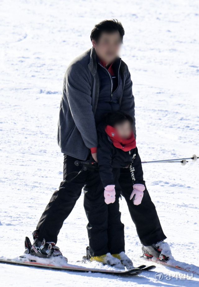 기다림 끝에 스키장 개장, 스키어, 스노보더들 북적 [포토뉴스]