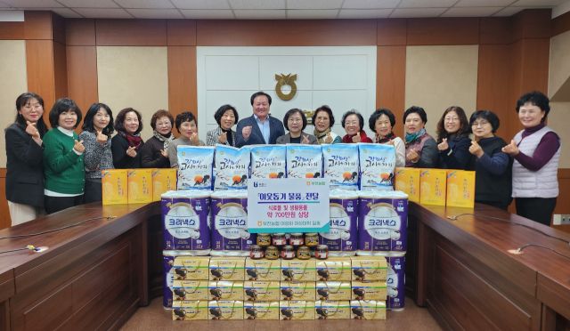 부천농협 여성회·여성대학은 지난 13일 부천시에 이웃돕기 물품을 전달했다.부천시 제공.