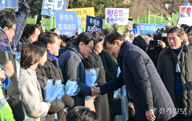 조국 전 조국혁신당 대표가 16일 오전 의왕시 서울구치소로 출석하며 황운하 조국혁신당 원내대표와 인사하고 있다. 조 전 대표는자녀 입시 비리와 청와대 감찰 무마 등 혐의로 기소돼 대법원에서 징역 2년을 확정받았다. 윤원규기자