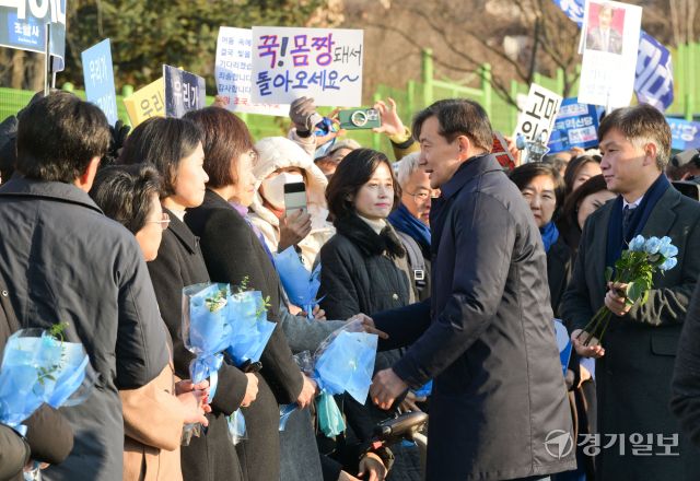 조국 전 조국혁신당 대표가 16일 오전 의왕시 서울구치소로 출석하며 지지자들과 인사하고 있다. 조 전 대표는자녀 입시 비리와 청와대 감찰 무마 등 혐의로 기소돼 대법원에서 징역 2년을 확정받았다. 윤원규기자