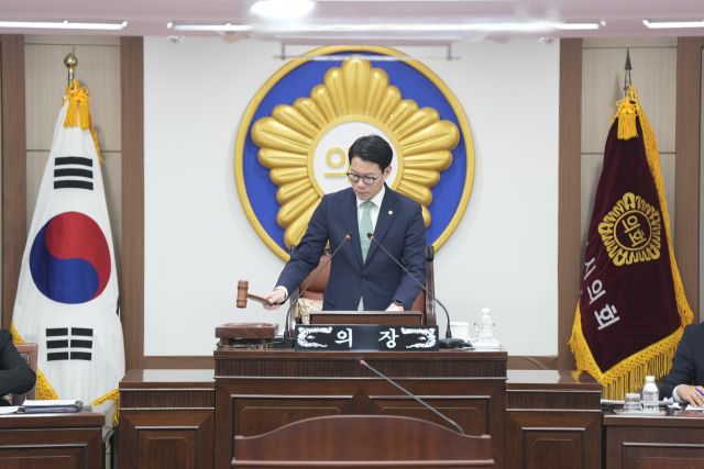 임종훈 포천시의회의장이 16일 제183회 정례회 3차 본회의에서 예산안 등이 통과된 뒤 폐회선언을 하고 있다. 포천시의회 제공