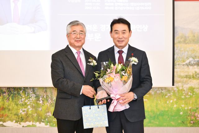 백영현 포천시장(오른쪽)이 16일 경기도박물관에서 열린 제20회 자랑스러운 경기도박물관인상 시상식에서 심재인 경기도박물관협회 회장으로부터 공로패를 받은 뒤 기념사진을 찍고 있다. 포천시 제공