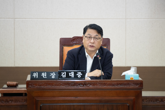 김대중 인천시의회 건설교통위원장(국민의힘·미추홀2)이 최근 열린 제299회 제2차 정례회 제7차 건설교통위원회에서 발언하고 있다. 시의회 제공