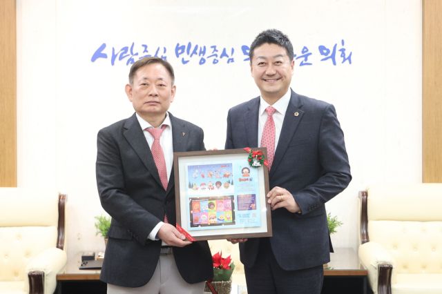 김진경 경기도의회 의장(왼쪽)이 16일 의장 접견실에서 ‘2024년 크리스마스 씰 증정식 및 특별성금 전달식’을 마친 뒤 기념촬영을 하고 있다. 경기도의회 제공.