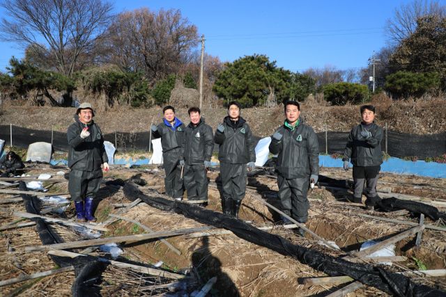 이천시의회 의원들이 관내 대설 피해 농가를 방문해 복구지원에 구술땀을 흘렸다. 이천시의회 제공
