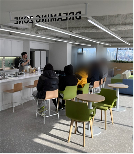 인천시청년미래센터 고립은둔청년팀 담당자가 Dreaming Zone에서 바리스타 수업을 하고있다. 인천사서원 제공