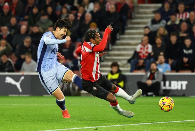 16일(한국시간) 영국 사우샘프턴의 세인트 메리즈 스타디움에서 열린 사우샘프턴과의 2024-25 EPL 16라운드에서 전반 12분 토트넘 홋스퍼의 손흥민(왼쪽)이 왼발 슈팅으로 득점하고 있다.로이터=연합뉴스