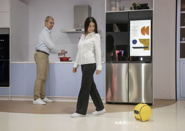 삼성전자 모델이 ‘CES 2024’의 미국 라스베이거스 컨벤션센터에 마련된 삼성전자 부스에서 AI 컴패니언 ‘볼리(Ballie)’를 소개하고 있다. 삼성전자