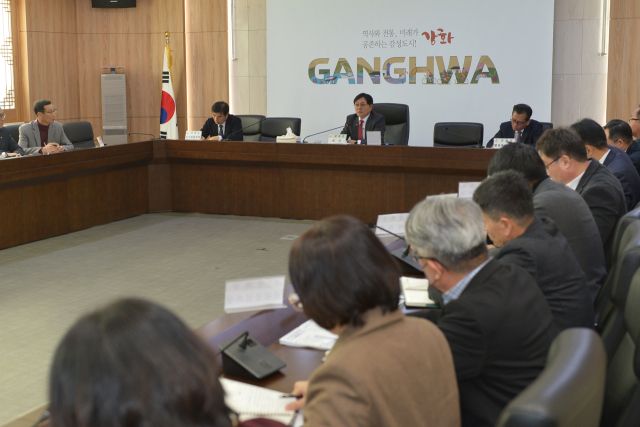 16일 박용철 강화 군수가 ‘공약 사항 세부 실천 계획 보고회’를 하고 있다. 강화군청 제공