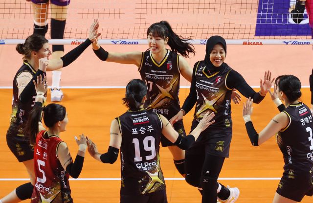 17일 인천 삼산월드체육관에서 열린 프로배구 여자부 인천 흥국생명과의 경기서 승리를 거둔 대전 정관장 선수들이 득점 후 환호하고 있다.연합뉴스