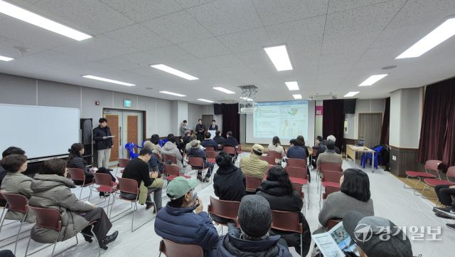 17일 오후 성남시 백현동 주민센터에서 열린 백현마이스 도시개발사업 환경영향평가 주민설명회 현장. 박용규기자