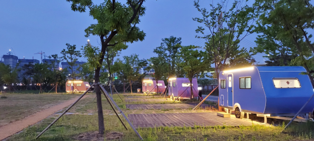 인천 서구 백석동에 있는 수도권매립지 캠핑장 야경. 케이워터운영관리㈜ 제공