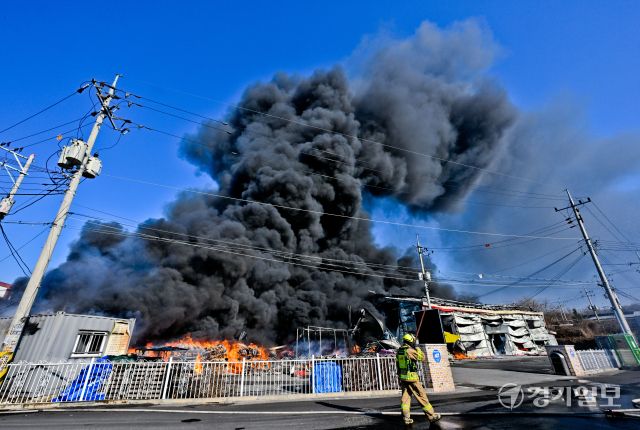 17일 오후 포천시 가산면 한 섬유 공장에서 소방대원들이 진화작업을 벌이고 있다.소방당국 등에 따르면 이날 낮 12시27분께 발생한 화재로 직원 15명이 모두 대피해 인명 피해는 없는 것으로 확인됐다. 신고를 접수한 소방당국은 지휘차 등 장비 40대와 소방대원 등 인력 98명을 동원해 현장으로 출동하는 한편, 오후 1시께 대응 1단계를 발령했다. 윤원규기자