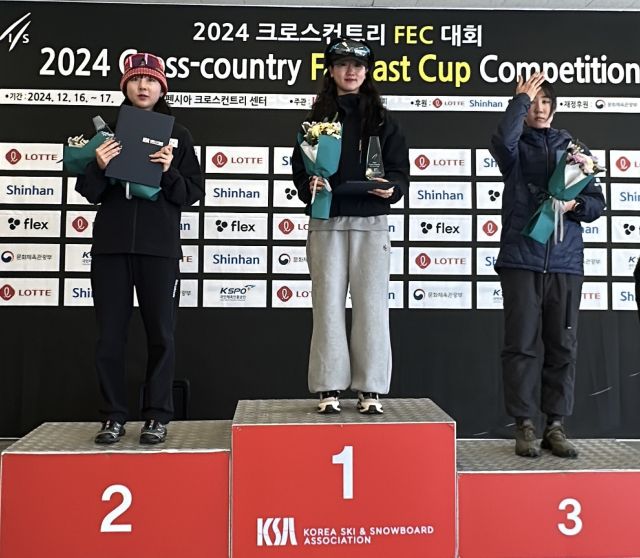 ‘2024 크로스컨트리 극동컵대회’ 여자 프리 5㎞에서 우승한 한다솜이 시상대 가장 높은 곳에 서있다.경기도스키협회 제공