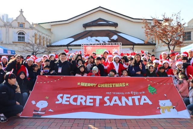 최근 한국민속촌에서 열린 용인시기흥장애인복지관 크리스마스 행사 ‘제5회 시크릿산타’에 참여한 자원봉사자 일일 산타와 선물을 받은 아동들이 기념촬영을 하고 있다. 용인시기흥장애인복지관 제공
