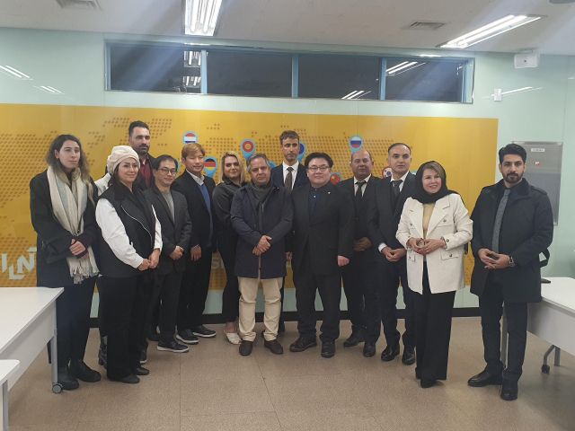 이란 상공회의소 소속 기업 대표단이 인천대학교를 방문, 특강을 듣고 기념촬영을 하고 있다. 인천대학교 제공