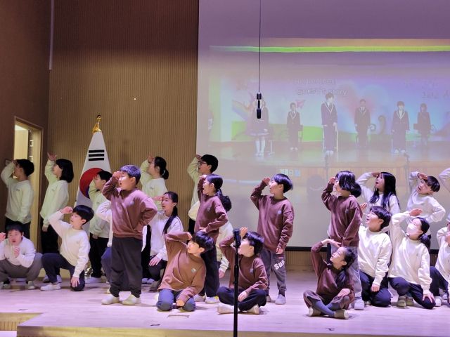 최근 양평군 지평면 곡수리 곡수초등학교 체육관에서 열린 어울림한마당에 참석한 학생들이 무대를 선보이고 있다. 곡수초교 제공