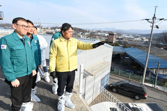 오후석 경기도 행정2부지사가 17일 아프리카돼지열병이 발생한 양주 양돈농가 통제초소에서 방역 사항을 점검하고 있다. 경기도 제공