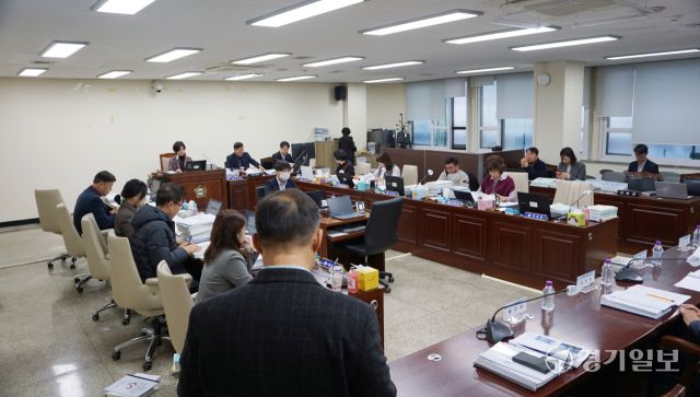 17일 열린 고양시의회 예결위 제3차 회의에서 황주연 도시주택정책실장이 의원들에게 2025년도 예산안을 설명하고 있다. 신진욱기자