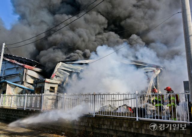 17일 오후 포천시 가산면 한 섬유 공장에서 소방대원들이 진화작업을 벌이고 있다.소방당국 등에 따르면 이날 낮 12시27분께 발생한 화재로 직원 15명이 모두 대피해 인명 피해는 없는 것으로 확인됐다. 신고를 접수한 소방당국은 지휘차 등 장비 40대와 소방대원 등 인력 98명을 동원해 현장으로 출동하는 한편, 오후 1시께 대응 1단계를 발령했다. 윤원규기자