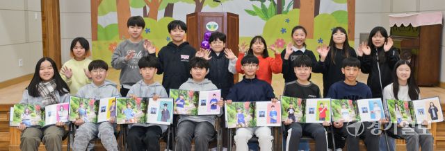 17일 오전 양주시 효촌초등학교에서 열린 '2024학년도 재능기부 졸업앨범 전달식'에서 유지흥 중소기업중앙회 경기지역본부장, 박수열 경기도사진앨범인쇄협동조합 이사장 등 내빈과 학생들이 기념촬영을 하고 있다. ‘2024학년도 재능기부 졸업앨범 전달식’은 중소기업중앙회 경기도사진앨범인쇄협동조합이 주최한 행사로 지원 대상은 졸업인원 20명 이하인 도내 도서벽지 초등학교·중학교 39개 학교 338명의 졸업생에게 졸업앨범을 제작해 증정했다. 윤원규기자