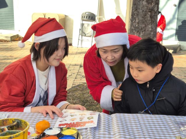 최근 한국민속촌에서 열린 용인시기흥장애인복지관 크리스마스 행사 ‘제5회 시크릿산타’에 참여한 자원봉사자 일일 산타와 아동이 시간을 보내고 있다. 용인시기흥장애인복지관 제공
