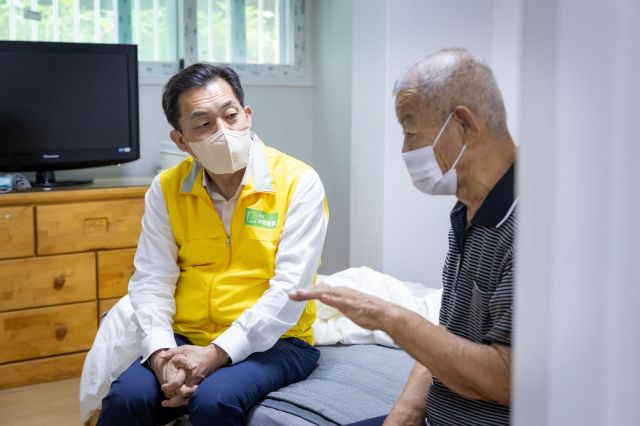 지난 8월 이재준 수원시장이 수원새빛돌봄 1주년을 맞아 지원 대상 가구를 방문해 대화를 나누고 있다. 수원시 제공