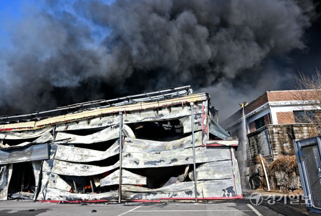 17일 오후 포천시 가산면 한 섬유 공장에서 소방대원들이 진화작업을 벌이고 있다.소방당국 등에 따르면 이날 낮 12시27분께 발생한 화재로 직원 15명이 모두 대피해 인명 피해는 없는 것으로 확인됐다. 신고를 접수한 소방당국은 지휘차 등 장비 40대와 소방대원 등 인력 98명을 동원해 현장으로 출동하는 한편, 오후 1시께 대응 1단계를 발령했다. 윤원규기자