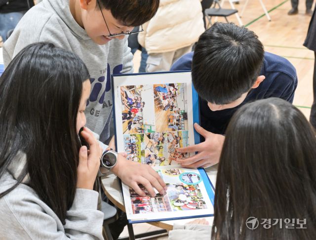 17일 오전 양주시 효촌초등학교에서 열린 '2024학년도 재능기부 졸업앨범 전달식'에서 유지흥 중소기업중앙회 경기지역본부장, 박수열 경기도사진앨범인쇄협동조합 이사장 등 내빈과 학생들이 기념촬영을 하고 있다. ‘2024학년도 재능기부 졸업앨범 전달식’은 중소기업중앙회 경기도사진앨범인쇄협동조합이 주최한 행사로 지원 대상은 졸업인원 20명 이하인 도내 도서벽지 초등학교·중학교 39개 학교 338명의 졸업생에게 졸업앨범을 제작해 증정했다. 윤원규기자