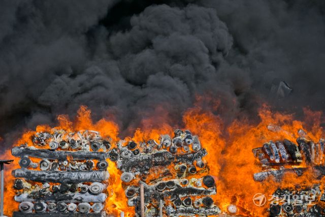 17일 오후 포천시 가산면 한 섬유 공장에서 소방대원들이 진화작업을 벌이고 있다.소방당국 등에 따르면 이날 낮 12시27분께 발생한 화재로 직원 15명이 모두 대피해 인명 피해는 없는 것으로 확인됐다. 신고를 접수한 소방당국은 지휘차 등 장비 40대와 소방대원 등 인력 98명을 동원해 현장으로 출동하는 한편, 오후 1시께 대응 1단계를 발령했다. 윤원규기자