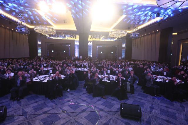 현대유비스병원 개원 30주년 기념식 참석자들이 기념촬영을 하고 있다. 현대유비스병원 제공