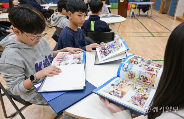 17일 오전 양주시 효촌초등학교에서 열린 '2024학년도 재능기부 졸업앨범 전달식'에서 유지흥 중소기업중앙회 경기지역본부장, 박수열 경기도사진앨범인쇄협동조합 이사장 등 내빈과 학생들이 기념촬영을 하고 있다. ‘2024학년도 재능기부 졸업앨범 전달식’은 중소기업중앙회 경기도사진앨범인쇄협동조합이 주최한 행사로 지원 대상은 졸업인원 20명 이하인 도내 도서벽지 초등학교·중학교 39개 학교 338명의 졸업생에게 졸업앨범을 제작해 증정했다. 윤원규기자