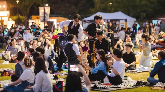 지난 9월 광교호수공원 재미난밭에서 열린 재즈페스티벌에서 아티스트와 시민들이 한데 어우러져 공연을 즐기고 있다. 수원시 제공