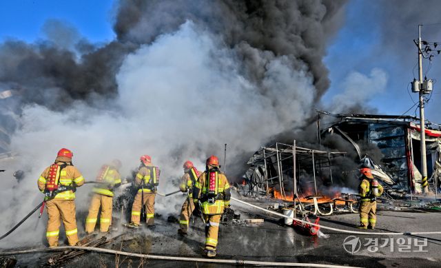 17일 오후 포천시 가산면 한 섬유 공장에서 소방대원들이 진화작업을 벌이고 있다.소방당국 등에 따르면 이날 낮 12시27분께 발생한 화재로 직원 15명이 모두 대피해 인명 피해는 없는 것으로 확인됐다. 신고를 접수한 소방당국은 지휘차 등 장비 40대와 소방대원 등 인력 98명을 동원해 현장으로 출동하는 한편, 오후 1시께 대응 1단계를 발령했다. 윤원규기자