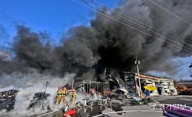 17일 오후 포천시 가산면 한 섬유 공장에서 소방대원들이 진화작업을 벌이고 있다.소방당국 등에 따르면 이날 낮 12시27분께 발생한 화재로 직원 15명이 모두 대피해 인명 피해는 없는 것으로 확인됐다. 신고를 접수한 소방당국은 지휘차 등 장비 40대와 소방대원 등 인력 98명을 동원해 현장으로 출동하는 한편, 오후 1시께 대응 1단계를 발령했다. 윤원규기자
