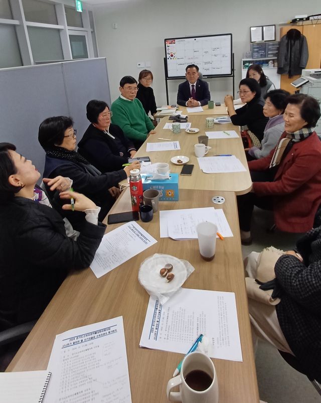 지난 17일 오후 2시 경기도소비자단체협의회가 사무실에서 시니어 소비자권익 증진을 위한 교육 평가회의를 열고 있다. 정자연기자