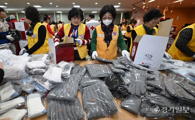 18일 오후 인천 연수구 대한적십자사 인천지사에서 진행된 '2024 나눔션샤인' 행사에서 적십자 봉사원들과 RCY 단원들이 겨울철 대비 취약계층에게 전달할 장갑, 목도리, 담요 등 방한물품을 상자에 담고 있다. 조병석기자