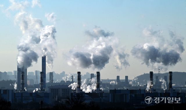 아침기온이 영하의 날씨를 보인 18일 인천 서구 아라타워에서 바라본 서인천복합화력발전소 굴뚝에서 수증기가 뿜어져 나오고 있다. 조병석기자