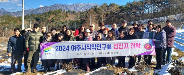 여주시 농업기술센터 작약연구회(회장 심주영)가 전북 장수군에 위치한 부자목단연농조합법인(대표 장혜주)을 현장방문, 작약과 목단 선진지 견학을 진행했다. 유진동기자