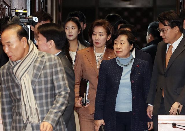 18일 서울 여의도 국회에서 국민의힘 나경원 의원 등이 비상의원총회에 참석하고 있다. 연합뉴스