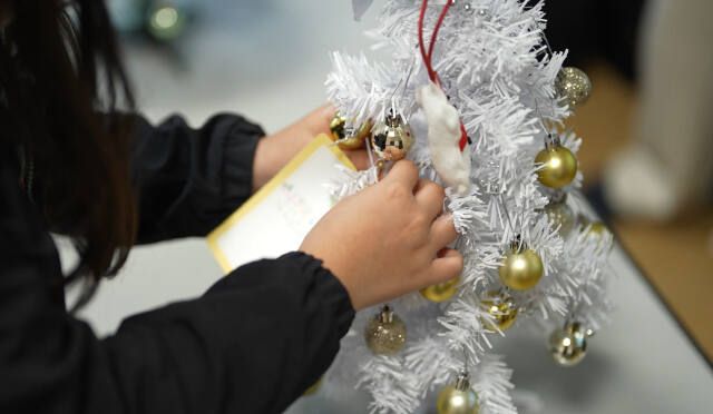지난 10월 경기남부의 한 지역아동센터에서 아이들이 ‘산타’에게 받고 싶은 선물이 담긴 소원편지를 트리에 걸고 있다. 올 연말까지 산타원정대 캠페인을 통해 모금된 성금은 아이들이 작성한 선물의 구입, 후원 등에 사용된다. 초록우산 경기본부 제공