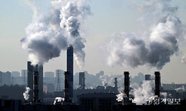 아침기온이 영하의 날씨를 보인 18일 인천 서구 아라타워에서 바라본 서인천복합화력발전소 굴뚝에서 수증기가 뿜어져 나오고 있다. 조병석기자