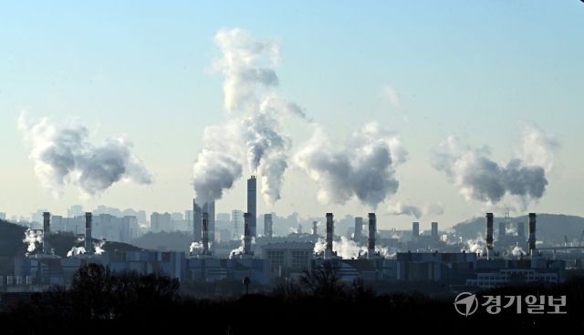 아침기온이 영하의 날씨를 보인 18일 인천 서구 아라타워에서 바라본 서인천복합화력발전소 굴뚝에서 수증기가 뿜어져 나오고 있다. 조병석기자