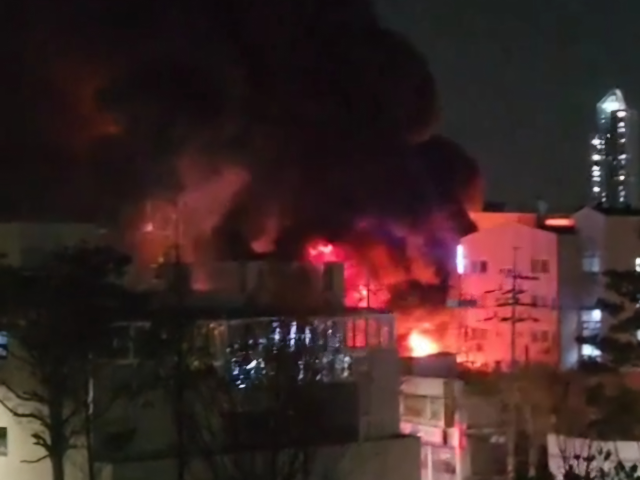 18일 오후 인천 미추홀구 학익동 한 자재상가에서 불이 나 연기가 올라오고 있다. 인천소방본부 제공