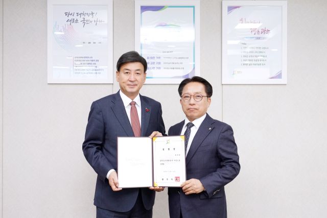 최찬용 경기광주도시관리공사 사장(오른쪽)이 지난 16일 방세환 광주시장으로 부터 임명장을 수여 받고 공식 업무를 시작했다. 광주도시관리공사 제공