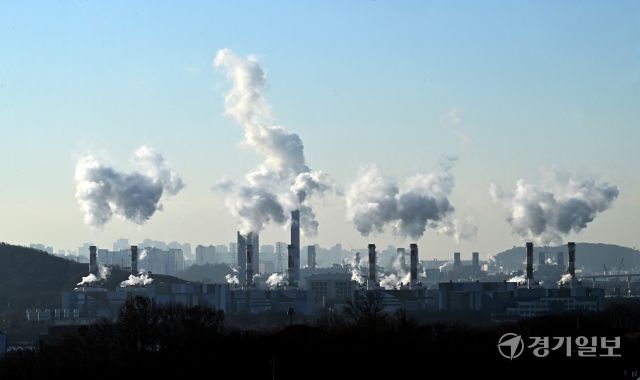 아침기온이 영하의 날씨를 보인 18일 인천 서구 아라타워에서 바라본 서인천복합화력발전소 굴뚝에서 수증기가 뿜어져 나오고 있다. 조병석기자