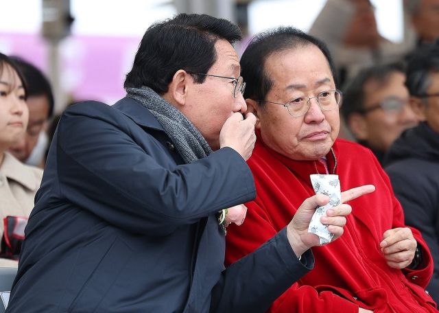 홍준표 대구광역시장(오른쪽)이 지난 13일 국민의힘 김상훈 의원과 대화를 나누고 있다. 연합뉴스
