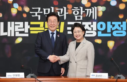 더불어민주당 이재명 대표(왼쪽)가 18일 오전 국회에서 예방한 조국혁신당 조국혁신당 김선민 당대표 권한대행과 인사하고 있다. 연합뉴스