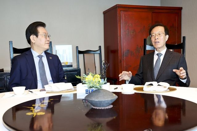 이석연 전 법제처장이 지난달 28일 더불어민주당 이재명 대표와 개헌과 정치보복 금지 등 정치 현안을 놓고 대화하고 있다. 연합뉴스